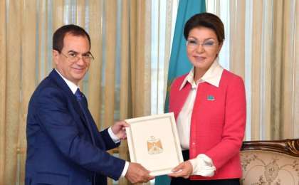 纳扎尔巴耶娃会见巴勒斯坦驻哈大使