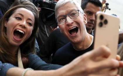 美国苹果公司市值再次突破万亿美元