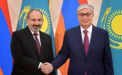 托卡耶夫总统与亚美尼亚总理通电话