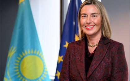 托卡耶夫向欧盟委员会副主席莫盖里尼授予