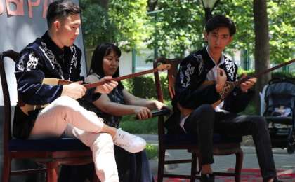 北京举办活动庆祝"国家冬不拉日"