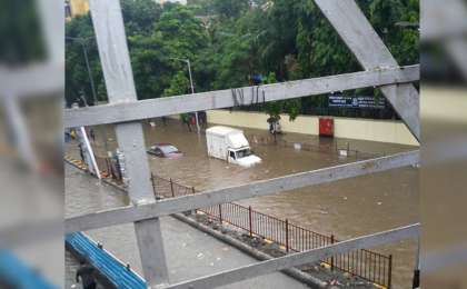 印度孟买降雨引发墙体垮塌致16人死亡