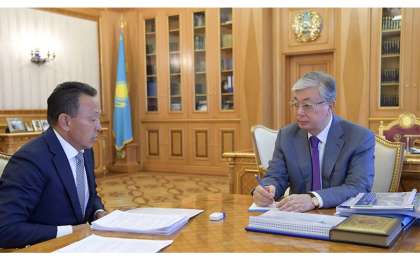 托卡耶夫总统接见国家铁路公司总裁孟巴耶夫