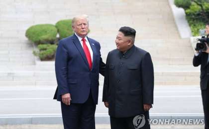 朝美领导人在板门店单独会晤