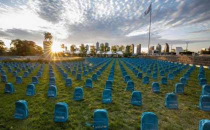 联合国总部放置3758个书包：每一只书包代表一名2018年在冲突中丧生的儿童