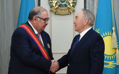 纳扎尔巴耶夫向俄商业巨头乌斯曼诺夫颁发"友谊"勋章