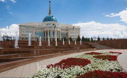 托卡耶夫总统接见医学学者阿克硕拉科夫