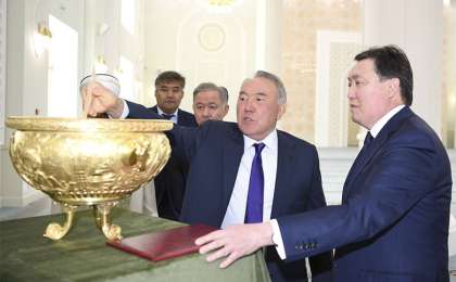 首任总统参观首都新建清真寺