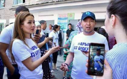 哈萨克斯坦演艺界明星慰问阿尔斯市民