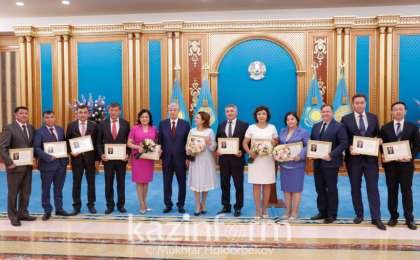 托卡耶夫总统向哈通社等媒体颁发奖状和奖金