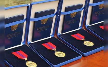 纳扎尔巴耶夫向米-8直升机事故遇难官兵授予奖章