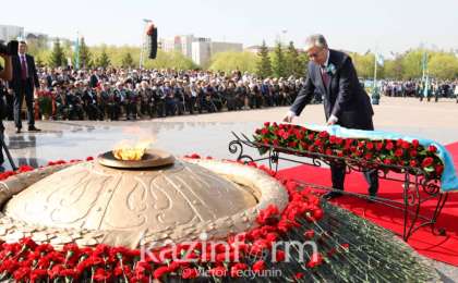 托卡耶夫总统向"祖国保卫者"纪念碑献花