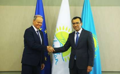 祖国之光党第一副主席会见欧盟驻哈代表处大使卡尔勒森