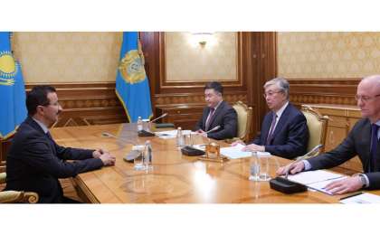 托卡耶夫总统会见迪拜环球港务集团CEO