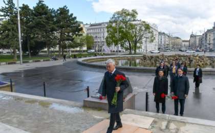 外交部长向维也纳二战烈士纪念碑献花