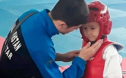 哈萨克斯坦跆拳道小选手模仿UFC巨星麦格雷戈走红网络