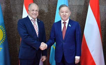 尼格马图林会见奥地利联邦议会议长阿佩