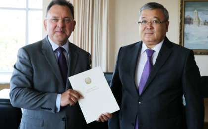 哈萨克斯坦大使向白俄罗斯第一副外长递交国书