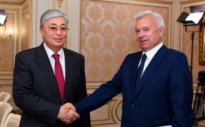 托卡耶夫总统会见卢克石油公司总裁