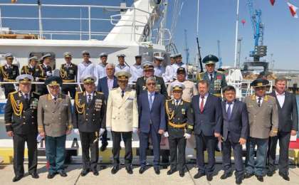 马西莫夫向阿克套边防舰队授旗