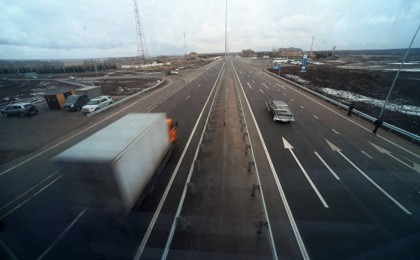 Жол апаты кезінде терезеден ұшып кеткен баланы куәгер құтқарып қалды – видео