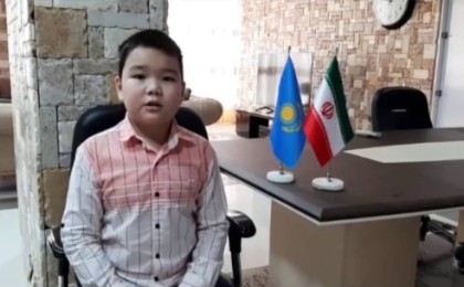 Иранға көшкен қазақ баласы ана тілін ұмытпау үшін екі мектепте қатар оқып жүр