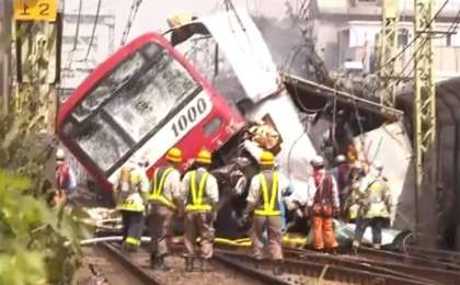 日本横滨列车货车相撞约30人受伤