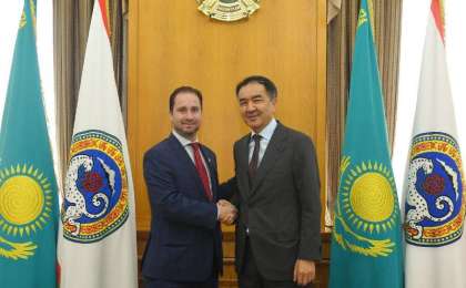 阿拉木图市长会见加拿大驻哈大使