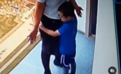 Құшақтағанына қарамай: Атырауда баланы аямай ұрған тәрбиеші жұрттың жағасы ұстатты