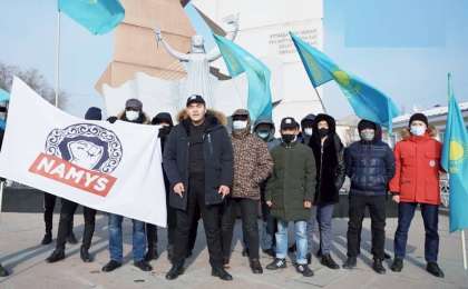 “Қызылжар мен Ертіс атауын қайтарыңыздар!”. Алматыда жастар Тәуелсіздік алаңына шықты (видео)