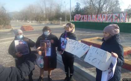 Жаңаөзенде ұйымдасқан қылмыстық топқа қатысты деп айыпталғандардың туыстары әділдік талап етті