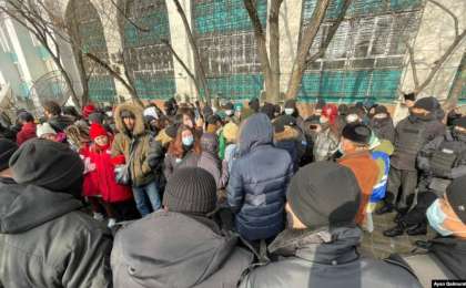 Алматыда белсенділер құрбандарды еске алуға жиналды. Арнайы жасақ оларды қоршап алды