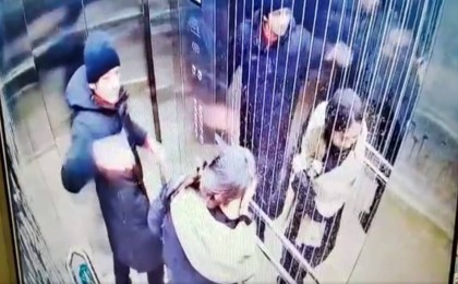 Астана лифтілерінің бірінде еркек әйелді ұрып жіберді