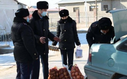 Түркістан облысында полицейлер мұқтаж отбасыларға азық-түлік үлестірді