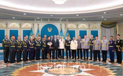 祖国保卫者日：托卡耶夫总统向多个官兵授予奖章