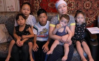 "Қақаған аязда қайда барайын": Бес баласын жалғыз тәрбиелеген әйел көмек сұрады