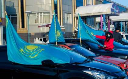 Қазақстандықтар Тәуелсіздік мерекесінде көшеге көк туды ұстап шықты (фото, видео)