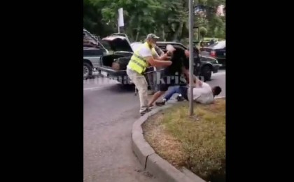 Алматыда жолға таласқан жүргізушілер бір-бірінің жағасынан алды - Қазақстан жаңалықтары