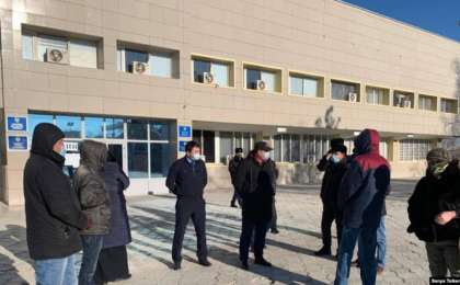 "Биліктің күші қарапайым халыққа ғана жетеді". Жаңаөзендіктер әкімдік алдына жиналды