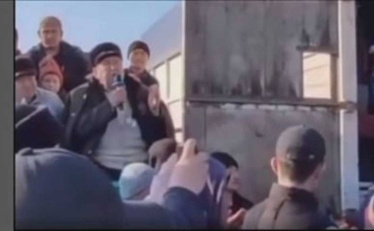 Батаның арасында боқауыз сөз айтқан ақсақал желіде қызу талқыланып жатыр (видео)