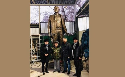 "Ақ жол" Назарбаевқа ескерткіш орнатып жатыр ма: Перуашев жауап берді