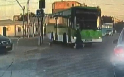 Қыздың автобус дөңгелегі астында құлған сәті видеоға түсіп қалды