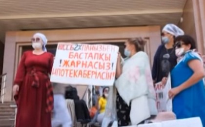 "Біреуінде коронавирус белгілері бар": Нұр-Сұлтанда аштық жариялаған аналар министрлік алдында түнеп шықты - Қазақстан жаңалықтары