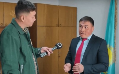 СҚО-да журналиске сұхбат беру кезінде Porsche Cayenne көлігі бар екені анықталған ауыл әкімі инсульт белгілерімен ауруханаға түсті