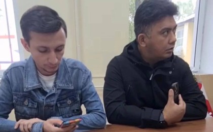 Алматыда директор баланы мектепке қабылдамаған: Депутат оқу орнында шу шығарды (видео)