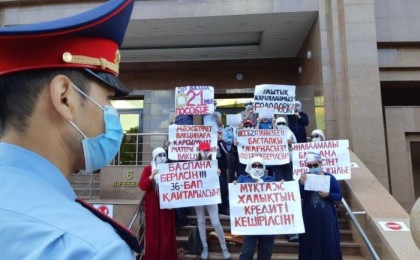 2 тәулік министрліктің алдында түнеген аналарды таратып жіберді