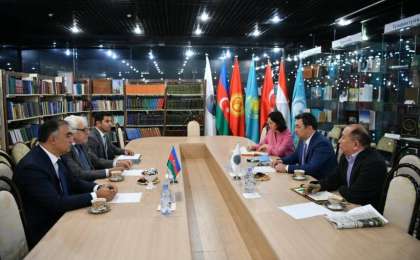 国际突厥学院院长会见阿塞拜疆作家协会主席