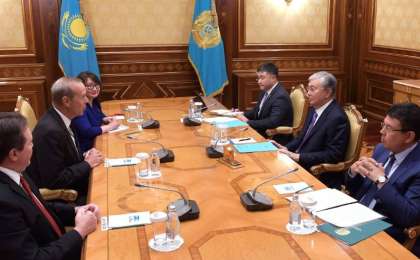 托卡耶夫会见雪佛龙股份有限公司董事会主席