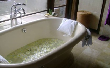 Телефонын ваннадағы суға түсіріп алған қыз қайтыс болды