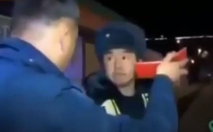 Куәлікті көріп "тілін жұтып қойған" жол инспекторының күлкілі видеосы тарады (видео)